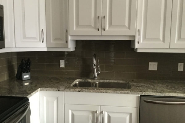 Backsplash of half offset grey tile